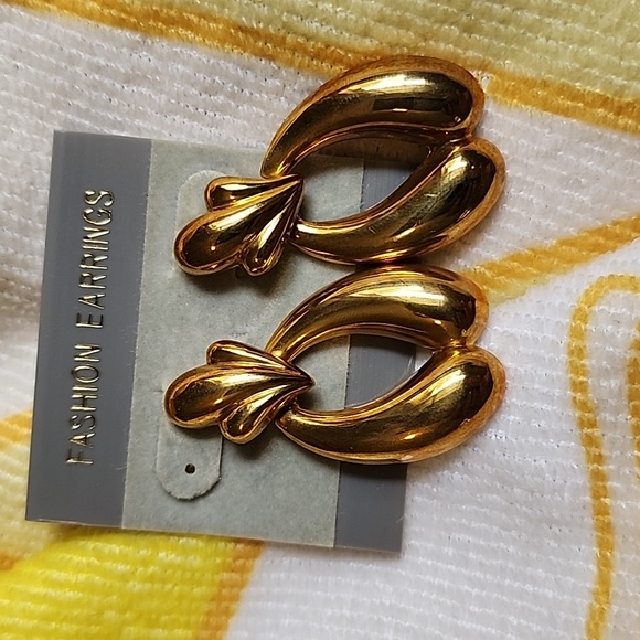 EUC Vintage 90s Gold Tone Dangle Fashion Earrings for Pierced Earrings - Picture 2 of 5